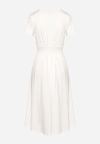 Born2be - Biała Taliowana Sukienka z Dekoltem na Zakładkę Quimadea. Okazja: na spotkanie biznesowe. Kolor: biały. Materiał: materiał. Wzór: aplikacja. Styl: elegancki, biznesowy #7