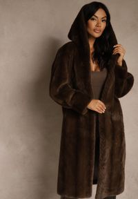 Renee - Brązowy Futrzany Płaszcz z Kapturem Zdobiony Pionowym Wzorem Elrinrahne. Typ kołnierza: kaptur. Kolor: brązowy. Materiał: futro. Długość rękawa: długi rękaw. Wzór: aplikacja. Styl: klasyczny #6