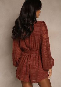 Renee - Brązowy Siateczkowy Kombinezon z Wiązanym Paskiem i Krótkimi Nogawkami Zenelle. Okazja: na co dzień. Kolor: brązowy. Długość: krótkie. Styl: casual #4