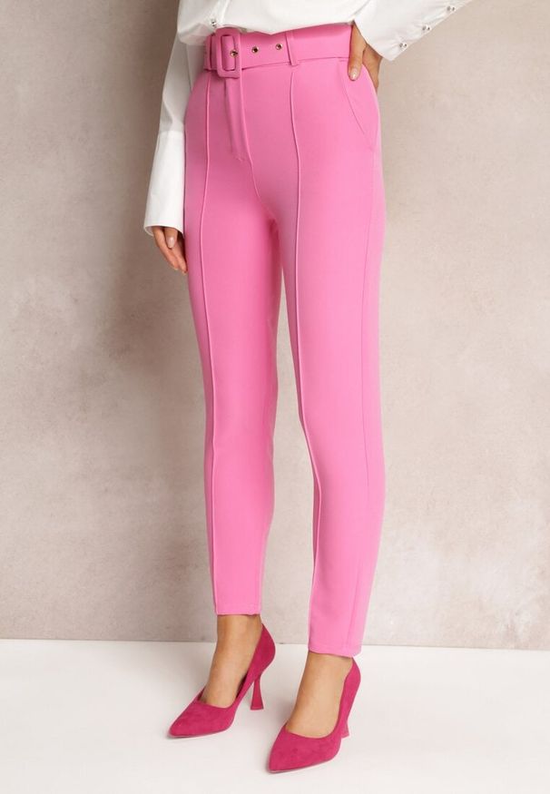 Renee - Różowe Dopasowane Spodnie Garniturowe High Waist z Paskiem w Talii Ozdobionym Klamrą Binah. Okazja: na spotkanie biznesowe, do pracy. Stan: podwyższony. Kolor: różowy. Długość: długie. Wzór: aplikacja. Styl: biznesowy, elegancki