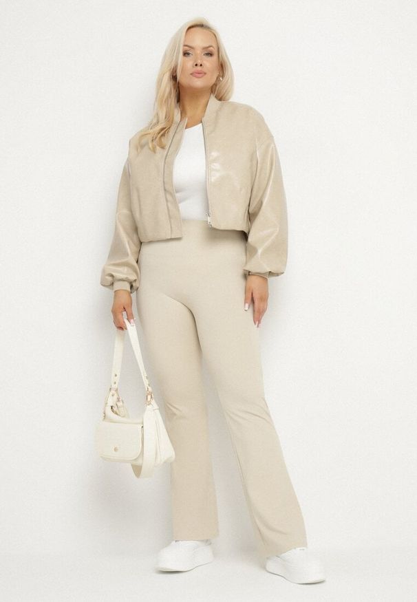 Born2be - Beżowe Spodnie Dzwony Materiałowe Ellavine. Okazja: na co dzień. Kolor: beżowy. Materiał: materiał. Styl: casual, elegancki