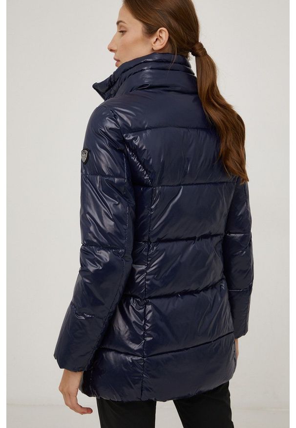 EA7 Emporio Armani Kurtka damska kolor granatowy zimowa. Okazja: na co dzień. Kolor: niebieski. Materiał: poliester, włókno, puch. Sezon: zima. Styl: casual