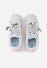 Born2be - Niebieskie Sneakersy w Stylu Tenisówek z Koralikami Charnara. Okazja: na co dzień. Kolor: niebieski. Materiał: dresówka. Wzór: aplikacja #7