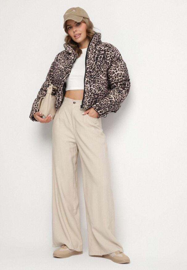 Born2be - Brązowa Krótka Pikowana Kurtka w Panterkę Wykończona Ściągaczami Ivinia. Okazja: na spacer. Kolor: brązowy. Materiał: jeans. Długość rękawa: długi rękaw. Długość: krótkie. Wzór: motyw zwierzęcy. Styl: elegancki