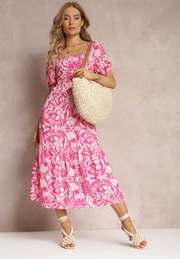 Renee - Fuksjowa Taliowana Sukienka Midi z Wiskozy w Kwiaty Alexanita. Kolor: różowy. Materiał: wiskoza. Wzór: kwiaty. Sezon: lato. Długość: midi #5