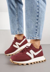 Renee - Bordowe Sneakersy Ozdobione Geometrycznym Motywem Annerie. Okazja: na co dzień. Kolor: czerwony. Materiał: jeans. Wzór: aplikacja, geometria #3