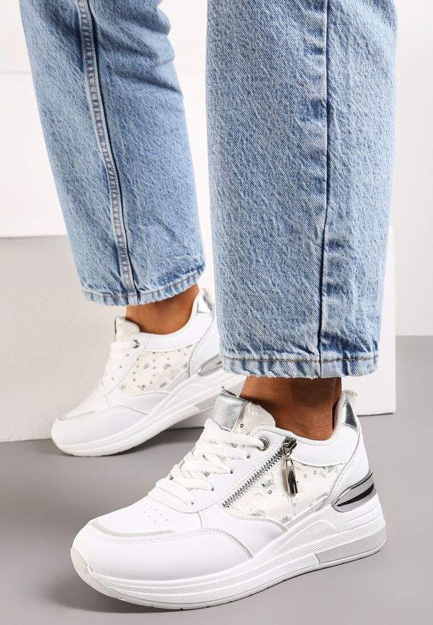 Renee - Biało-Srebrne Sneakersy na Koturnie z Ozdobną Wstawką z Suwakiem i Sznurowaniem Dastas. Okazja: na co dzień. Zapięcie: sznurówki. Kolor: biały. Materiał: jeans. Obcas: na koturnie