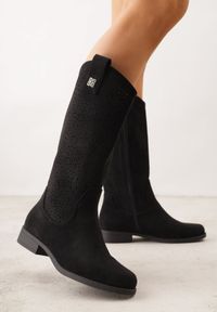 Born2be - Czarne Botki Typu Kowbojki Ażurowe Ozdobione Metaliczną Aplikacją Iomosa. Okazja: na co dzień, do pracy. Kolor: czarny. Materiał: prążkowany, skóra. Wzór: ażurowy, aplikacja. Styl: casual, elegancki #2