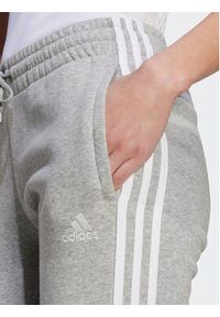 Adidas - adidas Spodnie dresowe Essentials 3-Stripes IL3282 Szary Slim Fit. Kolor: szary. Materiał: bawełna