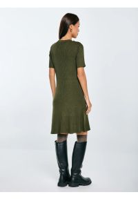 Big-Star - Sukienka damska mini z wiskozy z ozdobnymi guzikami khaki Dilara 303. Kolor: zielony. Materiał: wiskoza. Styl: elegancki. Długość: mini #6