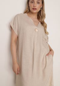 Born2be - Beżowa Pudełkowa Sukienka z Lnem i Wiskozą Zdobiona Metalicznym Guzikiem Phisoth. Okazja: do pracy, na co dzień, na spotkanie biznesowe. Kolekcja: plus size. Kolor: beżowy. Materiał: wiskoza, len. Wzór: aplikacja. Sezon: lato. Typ sukienki: proste, dla puszystych. Styl: elegancki, biznesowy, casual #5