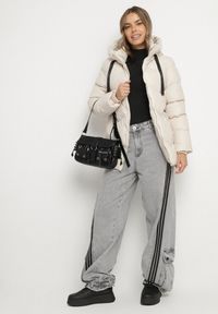 Born2be - Ciemnobeżowa Pikowana Kurtka z Kapturem Ozdobiona Sznurkami Olittia. Okazja: na co dzień. Typ kołnierza: kaptur. Kolor: beżowy. Materiał: jeans. Wzór: aplikacja. Styl: casual #3