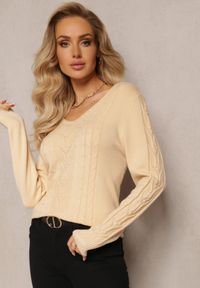Renee - Jasnobeżowy Sweter ze Splotem w Warkocze i Dekoltem V Khara. Kolor: beżowy. Wzór: ze splotem. Sezon: jesień, zima #5