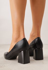 Renee - Czarne Czółenka na Stożkowym Słupku o Nicud. Okazja: na co dzień, na spotkanie biznesowe. Kolor: czarny. Materiał: skóra, jeans. Obcas: na słupku. Styl: casual, biznesowy. Wysokość obcasa: średni #7