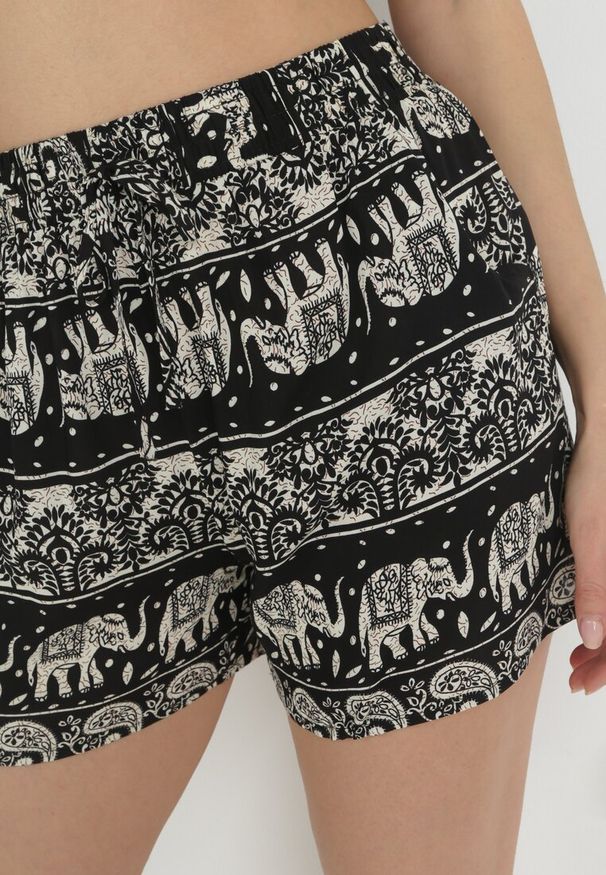 Born2be - Czarne Bawełniane Szorty w Indyjskie Słonie z Gumką w Pasie Rigi. Okazja: na co dzień. Kolor: czarny. Materiał: bawełna. Sezon: wiosna, lato. Styl: casual, elegancki, klasyczny