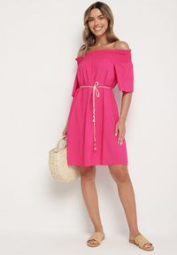 Born2be - Fuksjowa Sukienka z Wiskozą Bawełną Hiszpańskim Dekoltem i Sznurkiem Lilarenne. Okazja: na co dzień. Kolor: różowy. Materiał: bawełna, wiskoza. Sezon: lato. Styl: casual, elegancki #4
