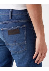 Wrangler - WRANGLER COLTON SHORTS MĘSKIE SZORTY KRÓTKIE SPODENKI BLUE ARCADE W15VYL31Q. Długość: krótkie