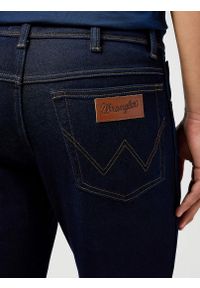 Wrangler - MESKIE SPODNIE WRANGLER TEXAS SLIM MOONLIGHT RINSE 112362474. Okazja: do pracy. Sezon: lato. Styl: klasyczny, elegancki #5