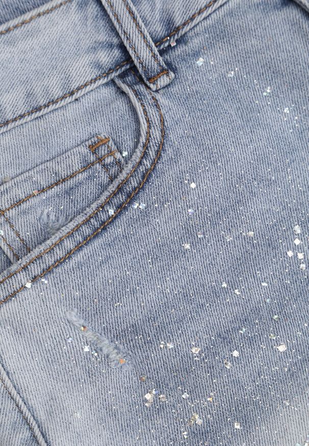 Born2be - Niebieskie Jeansowe Szorty Casual z Bawełną Wysokim Stanem Przetarciami i Brokatem Delona. Okazja: na co dzień. Stan: podwyższony. Kolor: niebieski. Materiał: jeans, bawełna. Długość: krótkie. Wzór: aplikacja. Styl: casual