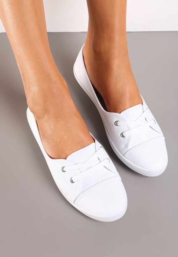 Born2be - Białe Tenisówki z Niską Cholewką i Ozdobnym Sznurowaniem Maelisa. Okazja: na co dzień. Wysokość cholewki: przed kostkę. Kolor: biały. Materiał: jeans. Szerokość cholewki: normalna. Styl: casual, klasyczny