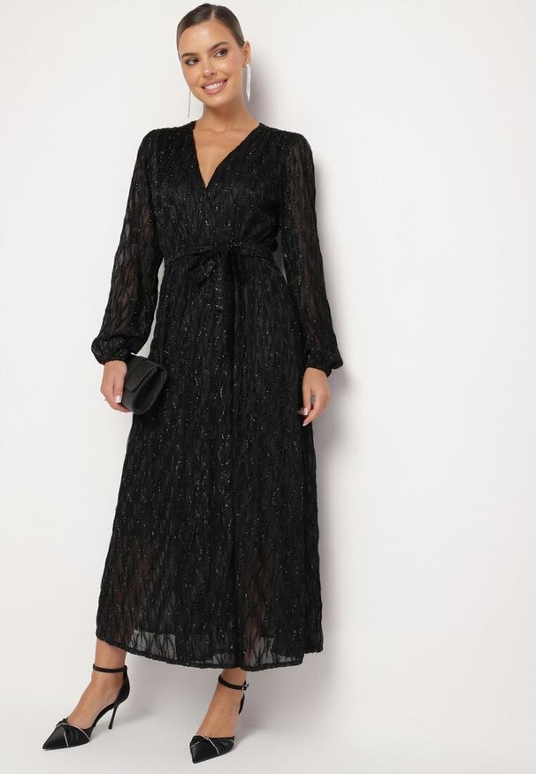 Born2be - Czarna Połyskująca Sukienka o Rozkloszowanym Kopertowym Kroju z Wiązanym Paskiem Oceola. Okazja: na co dzień. Typ kołnierza: dekolt w kształcie V. Kolor: czarny. Typ sukienki: kopertowe. Styl: wizytowy, casual