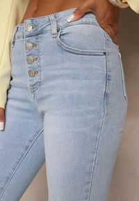 Renee - Jasnoniebieskie Jeansy Skinny z Bawełną High Waist Ozdobione Guzikami Felariel. Stan: podwyższony. Kolor: niebieski. Wzór: aplikacja #5