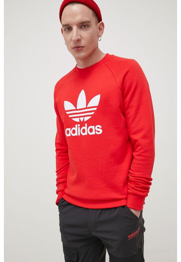 adidas Originals bluza bawełniana Adicolor męska kolor czerwony z nadrukiem. Okazja: na co dzień. Kolor: czerwony. Materiał: bawełna. Długość rękawa: raglanowy rękaw. Wzór: nadruk. Styl: casual
