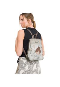 Plecak damski Anekke, z dekoracyjnym nadrukiem i metalowym logo zapinany na zamek z wygodną rączką regulowanymi szelkami oraz ozdobnym brelokiem, beż. Kolor: beżowy. Wzór: nadruk. Styl: casual, elegancki, klasyczny #5