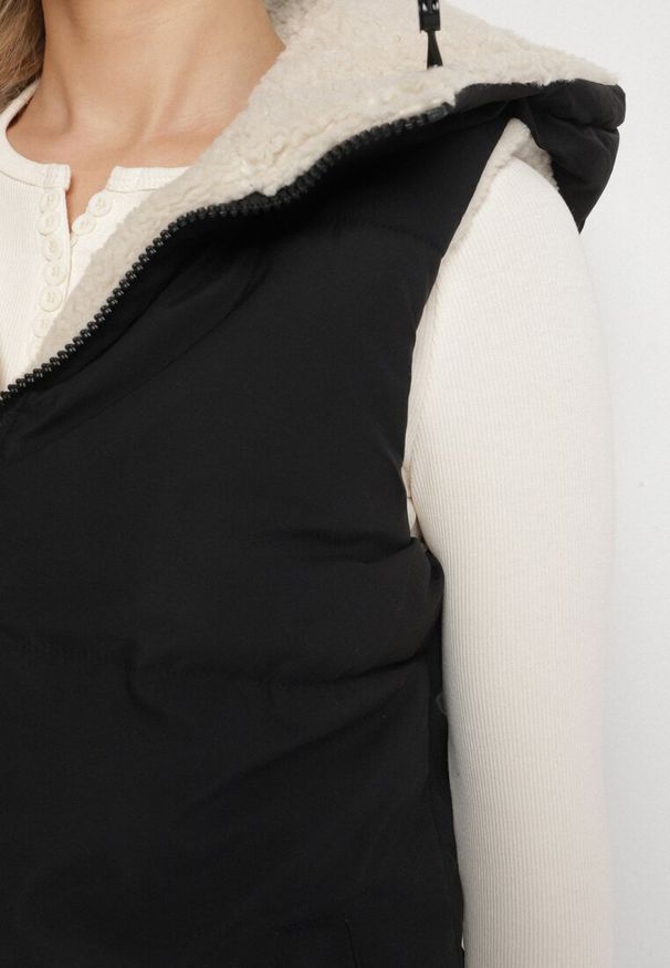 Born2be - Czarna Pikowana Kamizelka Dwustronna z Futerkiem Typu Baranek i Kapturem Lertiala. Okazja: na co dzień. Kolor: czarny. Materiał: futro. Wzór: aplikacja. Styl: klasyczny, casual, elegancki