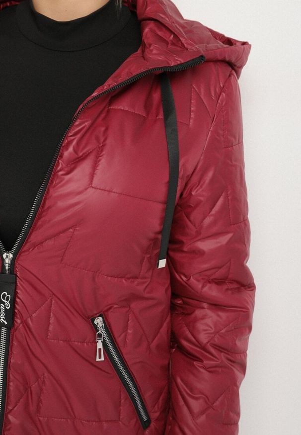 Born2be - Fuksjowa Pikowana Kurtka Ozdobiona Pikowaniem z Odpinanym Kapturem Falerosa. Okazja: na spacer, na co dzień. Kolekcja: plus size. Kolor: różowy. Materiał: jeans. Wzór: aplikacja. Styl: casual