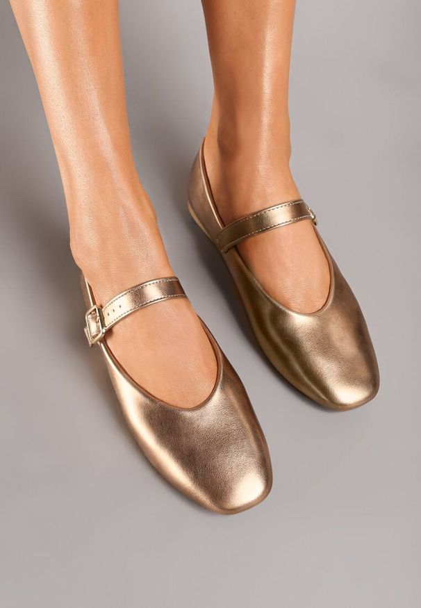 Renee - Szampańskie Balerinki na Płaskiej Podeszwie w Stylu Mary Jane Ozdobione Kwadratowym Noskiem Treloma. Zapięcie: pasek. Kolor: złoty. Materiał: jeans. Wzór: aplikacja. Obcas: na płaskiej podeszwie. Styl: elegancki, klasyczny. Wysokość obcasa: niski