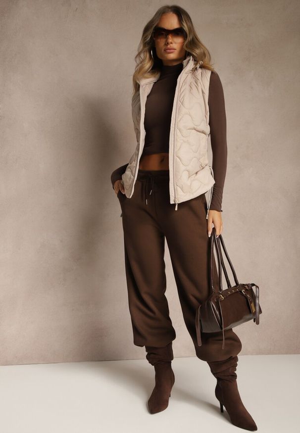 Renee - Ciemnobeżowa Kamizelka z Odpinanym Kapturem i Pikowanym Wzorem Tiozarе. Okazja: na co dzień. Kolor: beżowy. Materiał: jeans. Sezon: jesień. Styl: casual