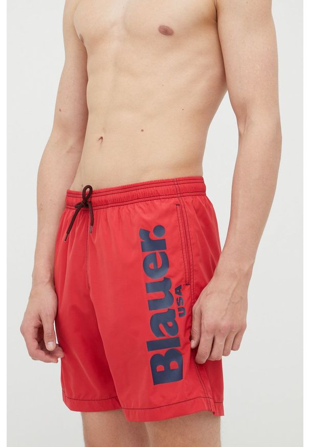 Blauer szorty kąpielowe kolor czerwony. Kolor: czerwony. Materiał: tkanina. Wzór: aplikacja
