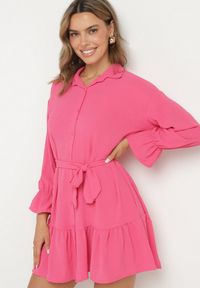 Born2be - Różowa Koszulowa Sukienka z Wiązanym Paskiem Stevania. Kolor: różowy. Materiał: materiał. Typ sukienki: koszulowe. Długość: mini #1