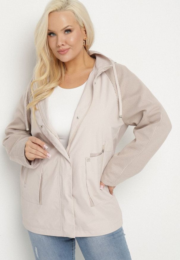 Born2be - Jasnobeżowa Kurtka Wiatrówka z Odpinanym Kapturem i Ściągaczami Arseli. Okazja: na co dzień, na spacer. Kolekcja: plus size. Kolor: beżowy. Materiał: jeans. Styl: elegancki, casual
