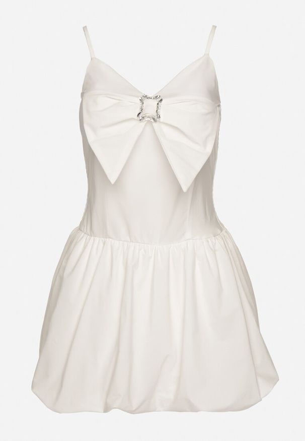 Born2be - Biała Sukienka Bombka na Cienkich Ramiączkach z Kokardą i Cyrkoniami Paliandria. Okazja: na imprezę. Typ kołnierza: kokarda. Kolor: biały. Długość rękawa: na ramiączkach. Wzór: aplikacja. Sezon: lato. Typ sukienki: bombki. Styl: elegancki