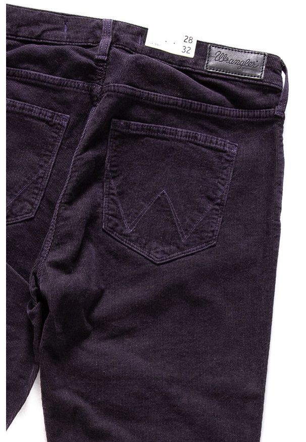 Wrangler - WRANGLER SKINNY PURPLE W28KPJ74F. Materiał: sztruks. Wzór: aplikacja