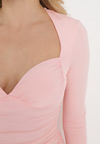 Born2be - Różowa Dopasowana Sukienka Ozdobiona Marszczeniami z Głębokim Dekoltem Daphen. Kolor: różowy. Wzór: aplikacja #4