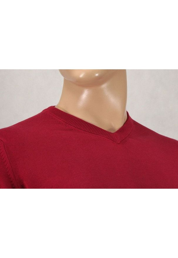 Sweter Czerwony w Serek (V-neck), Męski, Klasyczny, Elegancki -Adriano Guinari. Okazja: na co dzień, na spotkanie biznesowe, do pracy. Typ kołnierza: dekolt w serek. Kolor: czerwony. Materiał: bawełna. Styl: klasyczny, elegancki