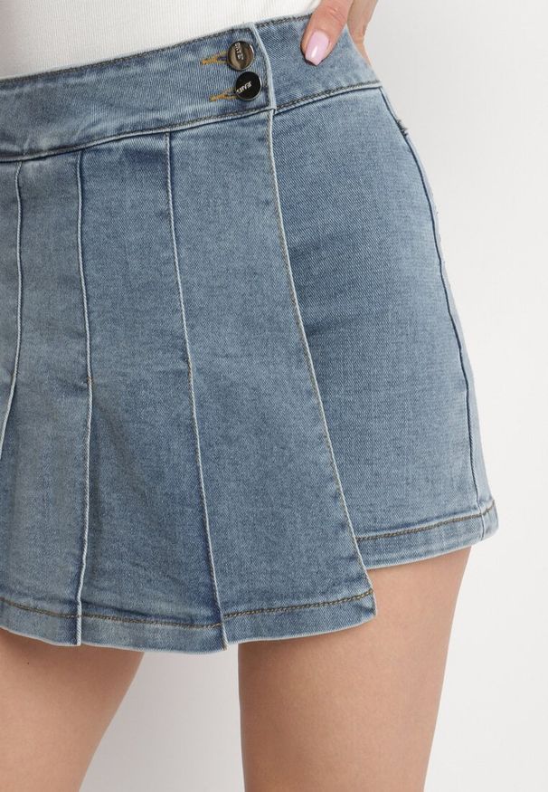Born2be - Niebieskie Bawełniane Spódnico-Szorty Jeansowe Ozdobione Plisami Tulvesin. Okazja: na co dzień. Stan: podwyższony. Kolor: niebieski. Materiał: jeans, bawełna. Wzór: aplikacja. Styl: elegancki, casual