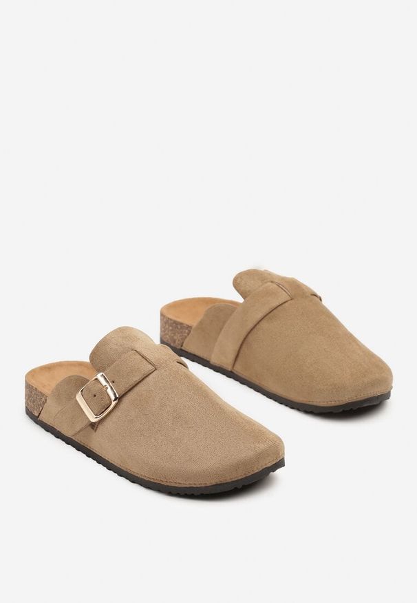 Born2be - Ciemnobeżowe Klapki z Ozdobnym Paskiem i Klamrą Calevelis. Nosek buta: okrągły. Kolor: beżowy. Materiał: jeans. Obcas: na obcasie. Styl: klasyczny, elegancki. Wysokość obcasa: średni
