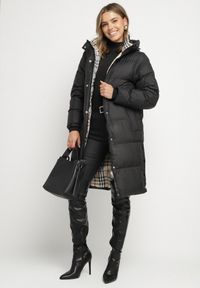 Born2be - Czarna Długa Kurtka Pikowana z Kapturem Genama. Okazja: na co dzień, na spacer. Typ kołnierza: kaptur. Kolor: czarny. Materiał: jeans, dzianina, poliester. Długość: długie. Styl: casual, klasyczny #3
