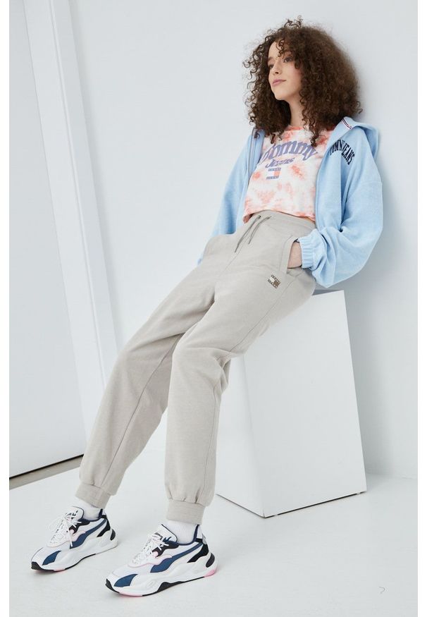 Tommy Jeans spodnie bawełniane dziecięce damskie kolor beżowy gładkie. Kolor: beżowy. Materiał: bawełna. Wzór: gładki