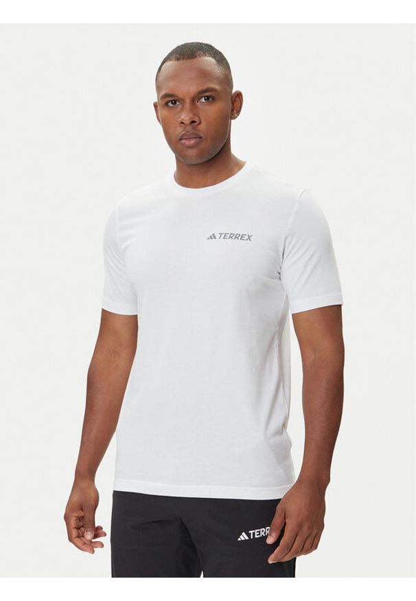 Adidas - adidas T-Shirt Terrex Graphic JW3559 Biały Regular Fit. Kolor: biały. Materiał: bawełna