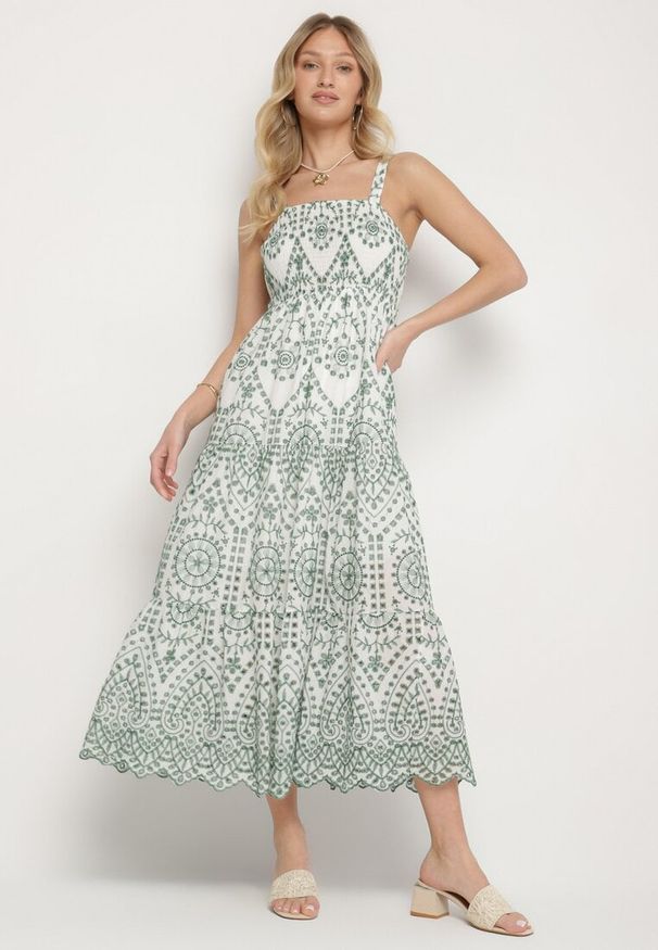 Born2be - Zielono-Biała Bawełniana Sukienka Ozdobiona Haftem Sadonique. Okazja: na co dzień. Kolor: zielony. Materiał: bawełna. Długość rękawa: na ramiączkach. Wzór: haft, aplikacja. Styl: casual, elegancki