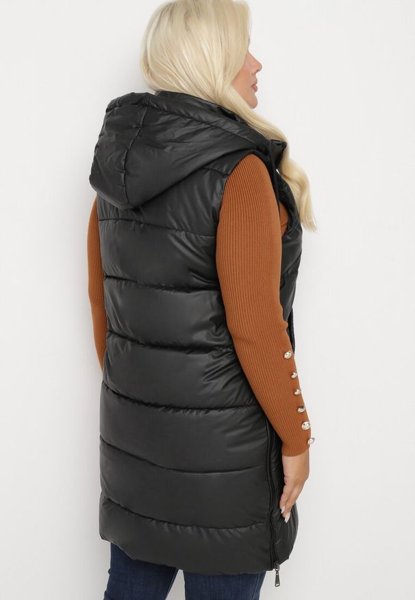 Born2be - Czarna Pikowana Kamizelka z Kapturem na Suwak i Napy Timella. Okazja: na co dzień, na spacer. Typ kołnierza: kaptur. Kolekcja: plus size. Kolor: czarny. Materiał: jeans. Wzór: aplikacja. Styl: klasyczny, casual, elegancki