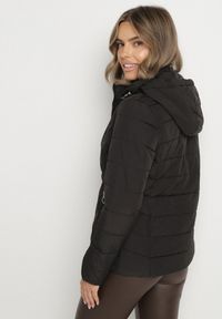 Born2be - Czarna Przejściowa Kurtka z Pikowanymi Przeszyciami i Odpinanym Kapturem Olunea. Okazja: na co dzień, na spacer. Kolor: czarny. Materiał: poliester, jeans. Styl: casual, elegancki #5