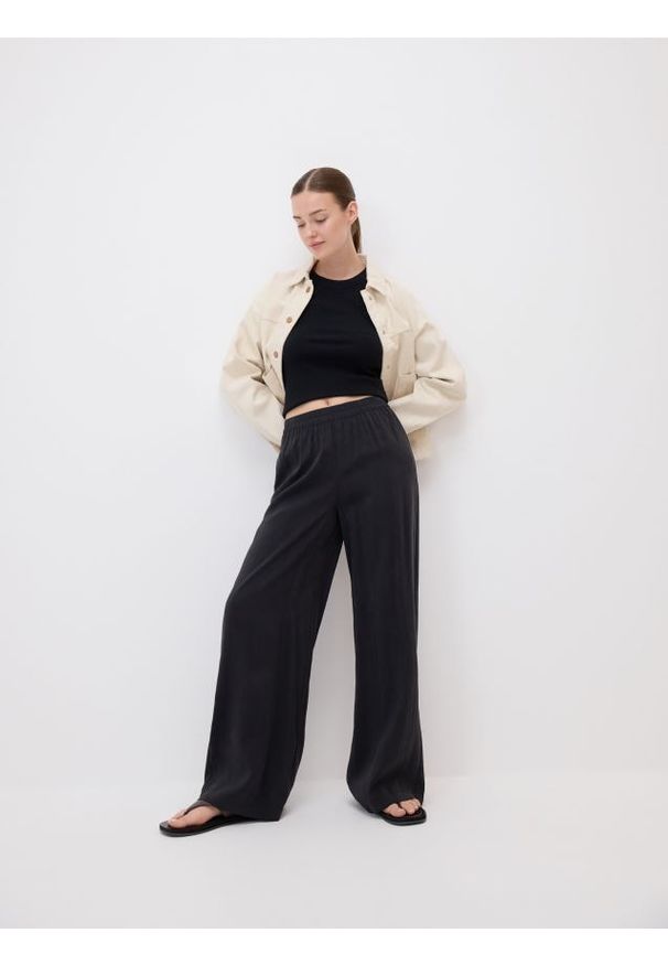 Reserved - Szerokie spodnie z modalu - czarny. Kolor: czarny. Materiał: tkanina