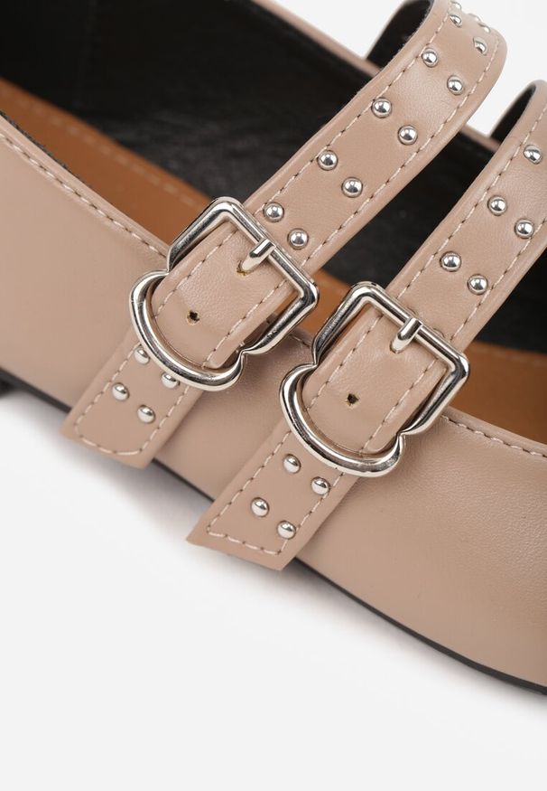 Renee - Ciemnobeżowe Balerinki Vices w Rockowym Stylu z Paskami i Sprzączkami Kikirae. Okazja: na co dzień. Zapięcie: pasek. Kolor: beżowy. Materiał: jeans, skóra. Wzór: aplikacja. Styl: rockowy
