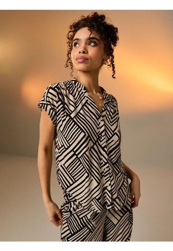 Sinsay - Wiskozowa koszula z krótkim rękawem w geometryczny wzór - wielobarwny. Materiał: wiskoza. Długość rękawa: krótki rękaw. Długość: krótkie. Wzór: geometria